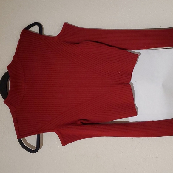 Bebe Crop Turtleneck, perfect for V-Day 🌹 - Picture 3 of 4